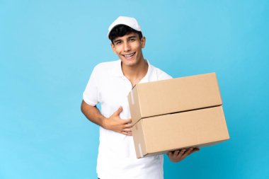 Arjantinli adam mavi arka planda izole edilmiş, gülümsüyor.