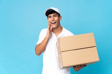 Arjantinli adam mavi arka planda izole edilmiş ve ağzı açık bağırıyor.