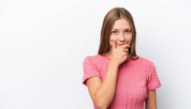 Beyaz arka planda izole edilmiş genç bir Rus kadın.