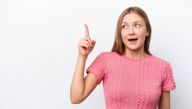 Beyaz arka planda izole edilmiş genç Rus kadın parmağını kaldırarak çözümü anlamaya çalışıyor.