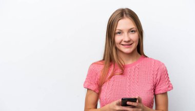 Beyaz arka planda izole edilmiş genç bir Rus kadın cep telefonuyla mesaj gönderiyor.