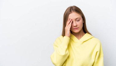 Beyaz arka planda başı ağrıyan genç bir Rus kadın.