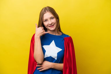 Sarı arka planda, süper kahraman kostümlü ve telefon hareketleriyle izole edilmiş genç bir Rus kadın.