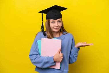 Sarı arka planda izole edilmiş genç Rus kadın ellerini kaldırırken şüpheleri vardı.