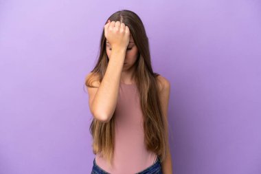 Genç Litvanyalı kadın mor arka planda izole edilmiş, baş ağrısı var.