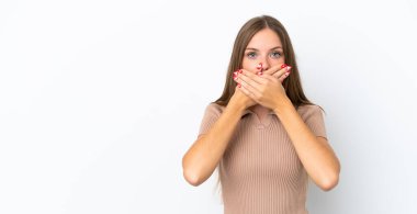 Litvanyalı genç bir kadın beyaz arka planda izole edilmiş, ağzı elleriyle kapatıyor.