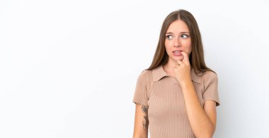 Genç Litvanyalı kadın beyaz arka planda izole edilmiş gergin ve korkmuş.