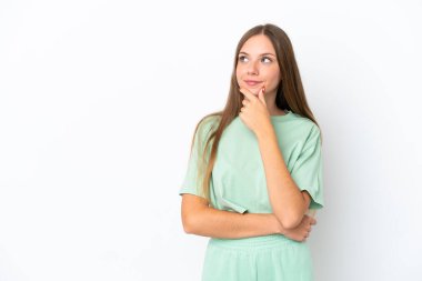 Genç Litvanyalı kadın beyaz arka planda izole edilmiş bir şekilde bir fikir ararken...