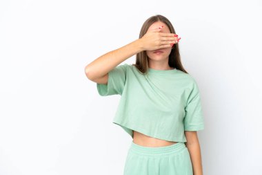 Genç Litvanyalı bir kadın beyaz arka planda, gözleri elleriyle kapatıyor. Bir şey görmek istemiyorum.