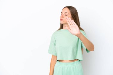 Genç Litvanyalı kadın beyaz arka planda izole edilmiş. Durma hareketi yapıyor ve hayal kırıklığına uğruyor.