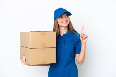 Litvanyalı kadın beyaz arka planda izole edilmiş. Harika bir fikre işaret ediyor.