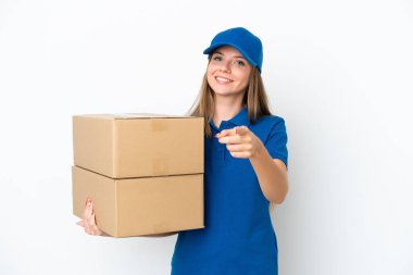 Litvanyalı kadın beyaz arka planda izole edilmiş, mutlu bir ifadeyle ön tarafı işaret ediyor.