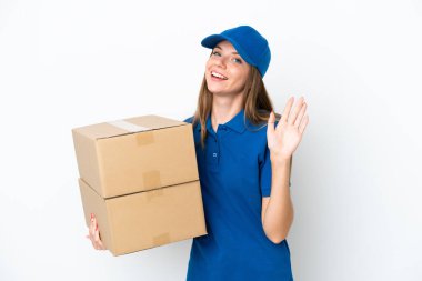 Litvanyalı kadın beyaz arka planda izole edilmiş, mutlu bir ifadeyle selamlanıyor.