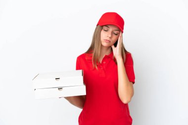 Litvanyalı bir kadın beyaz arka planda baş ağrısı ile izole edilmiş.