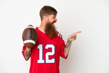 Beyaz arka planda ragbi oynayan, beyaz tenli, beyaz tenli genç, beyaz bir adam...