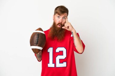 Beyaz arka planda ragbi oynayan Kafkasyalı genç bir adam bir fikir düşünüyor.