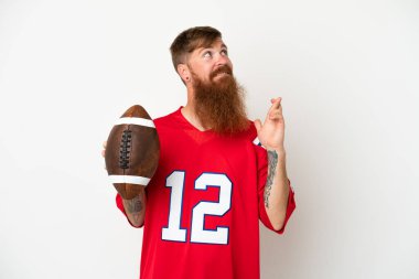 Beyaz arka planda ragbi oynayan beyaz tenli genç beyaz adam şans diliyor ve en iyisini diliyor.