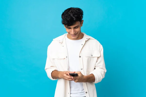Arjantinli Genç Adam Arka Planda Izole Edilmiş Cep Telefonuyla Mesaj — Stok fotoğraf