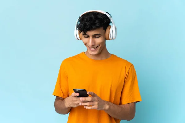 Νεαρός Αργεντίνος Απομονωμένος Στο Παρασκήνιο Ακούγοντας Μουσική Και Κοιτώντας Στο — Φωτογραφία Αρχείου