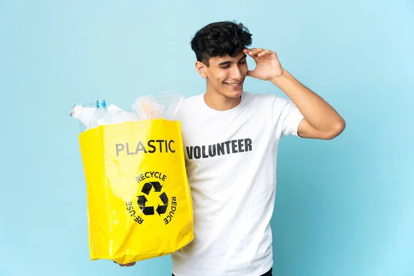 Joven Argentino Sosteniendo Una Bolsa Llena Plástico Riendo — Foto de Stock