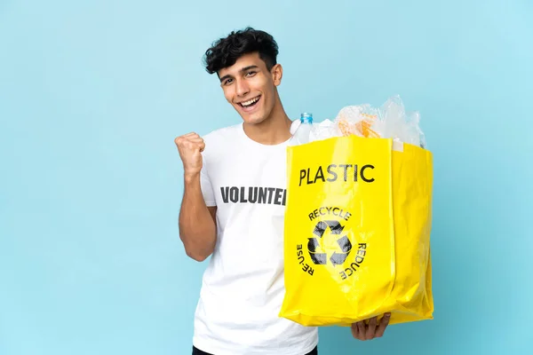 Joven Argentino Sosteniendo Una Bolsa Llena Plástico Celebrando Una Victoria — Foto de Stock