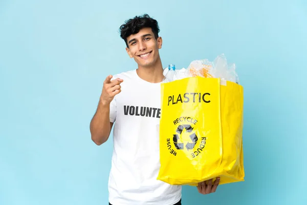 Joven Argentino Sosteniendo Una Bolsa Llena Plástico Apuntando Frente Con — Foto de Stock