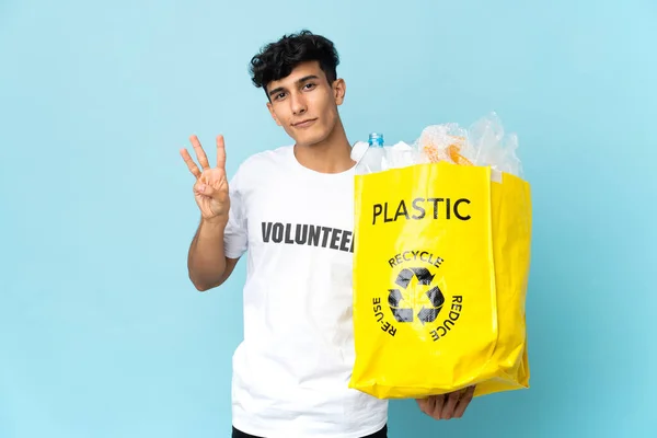 Joven Argentino Sosteniendo Una Bolsa Llena Plástico Feliz Contando Tres — Foto de Stock