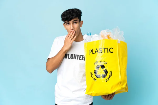 Joven Argentino Sosteniendo Una Bolsa Llena Plástico Feliz Sonriente Tapando — Foto de Stock