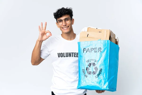 Joven Sosteniendo Una Bolsa Reciclaje Llena Papel Mostrando Signo Con — Foto de Stock