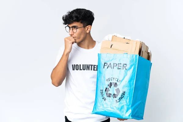 Joven Sosteniendo Una Bolsa Reciclaje Llena Papel Con Dudas — Foto de Stock