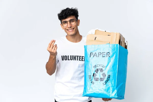 Joven Sosteniendo Una Bolsa Reciclaje Llena Papel Haciendo Gesto Dinero — Foto de Stock