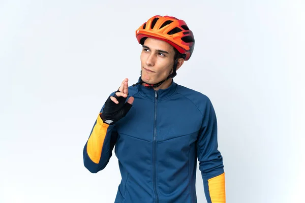 Joven Ciclista Aislado Fondo Con Los Dedos Cruzando Deseando Mejor —  Fotos de Stock