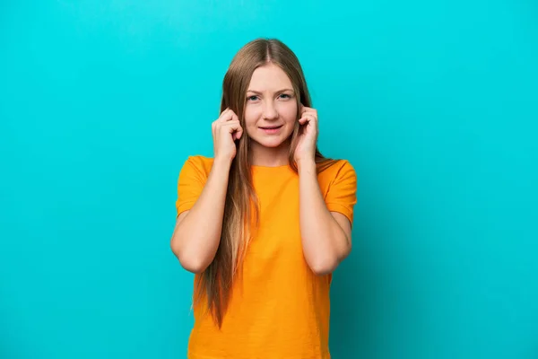 若いロシア人女性は青の背景に不満とカバー耳に隔離 — ストック写真