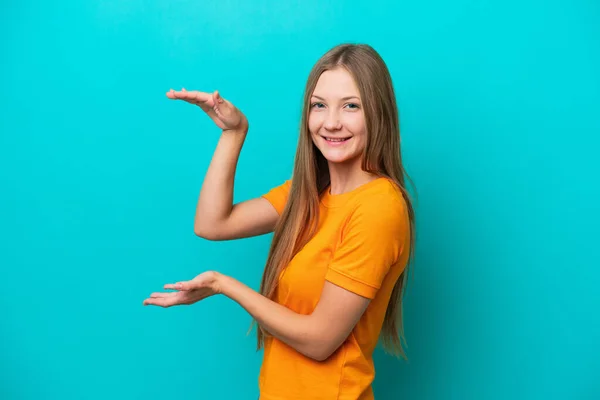 Young Russian Woman Isolated Blue Background Holding Copyspace Insert — Stock Photo, Image