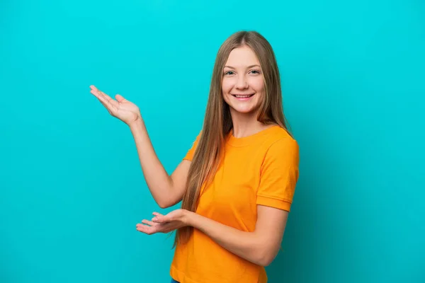 Jeune Femme Russe Isolée Sur Fond Bleu Étendant Les Mains — Photo