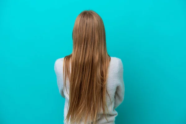 Jovem Mulher Russa Isolada Fundo Azul Posição Traseira — Fotografia de Stock