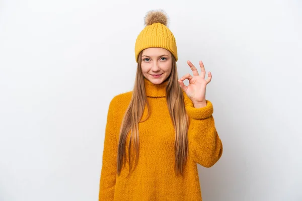 Молодая Кавказская Женщина Зимней Куртке Белом Фоне Показывает Знак Пальцами — стоковое фото