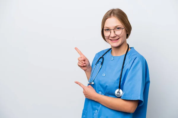 Νεαρή Νοσοκόμα Γιατρός Γυναίκα Απομονωμένη Λευκό Φόντο Έκπληκτος Και Δείχνοντας — Φωτογραφία Αρχείου