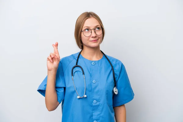 Jonge Verpleegkundige Arts Vrouw Geïsoleerd Witte Achtergrond Met Vingers Kruisen — Stockfoto