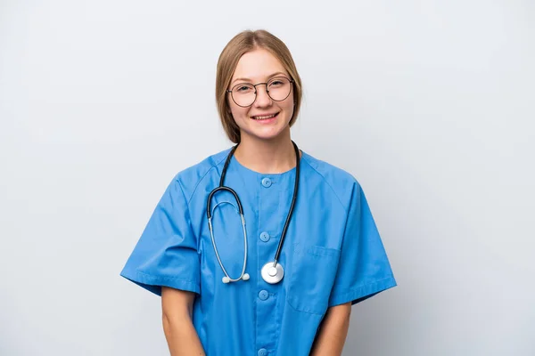 若い看護師の医師の女性は眼鏡と幸せと白の背景に隔離 — ストック写真