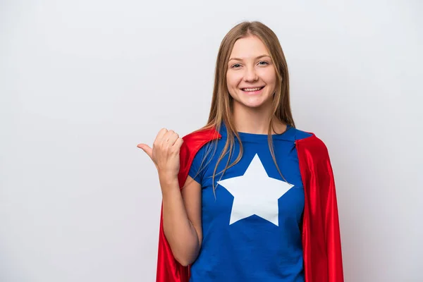 製品を提示するために側面を指す白い背景に隔離されたスーパーヒーローロシアの女性 — ストック写真