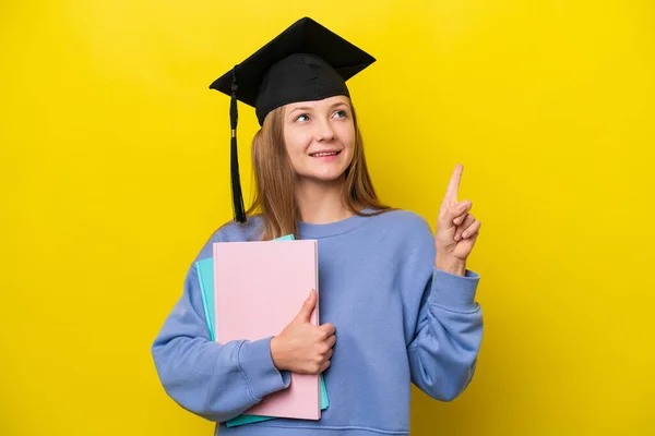 Junge Studentin Russische Frau Isoliert Auf Gelbem Hintergrund Zeigt Auf — Stockfoto