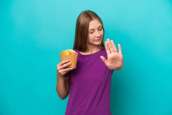 Jovem Mulher Russa Pegando Batatas Fritas Isoladas Fundo Azul Fazendo — Fotografia de Stock