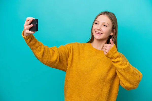 Νεαρή Ρωσίδα Απομονωμένη Μπλε Φόντο Κάνοντας Selfie Κινητό Τηλέφωνο — Φωτογραφία Αρχείου