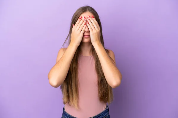 若いリトアニア人女性は紫色の背景に手で目を覆う — ストック写真