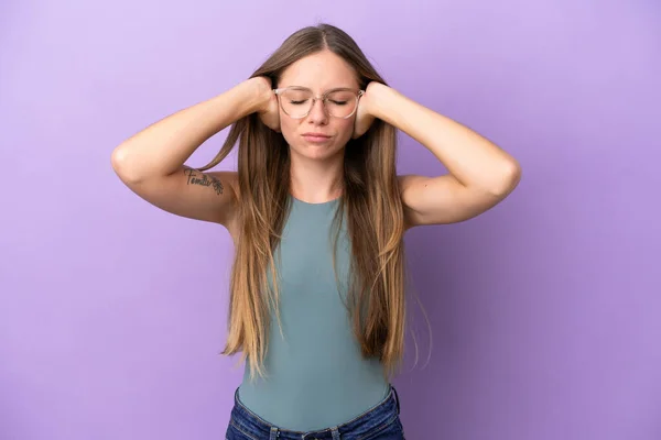 Молодая Литовская Женщина Изолированная Фиолетовом Фоне Расстроена Покрывает Уши — стоковое фото
