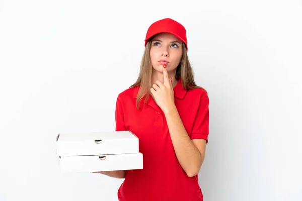 Pizza Entrega Lituana Mulher Isolada Fundo Branco Com Dúvidas Olhar — Fotografia de Stock