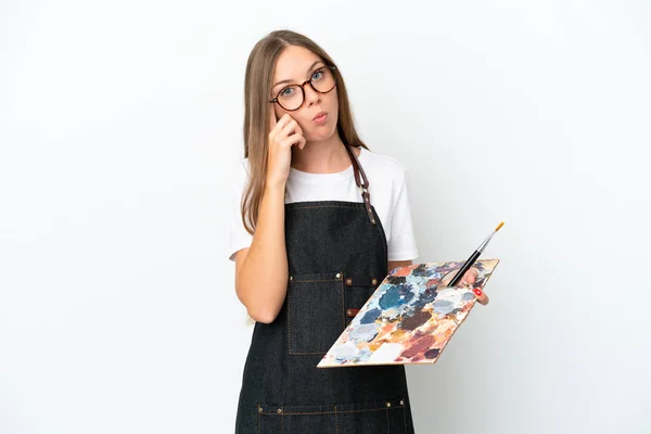 年轻的立陶宛女性艺术家 拥有一个与白人背景隔离的调色板 思考着一个想法 — 图库照片