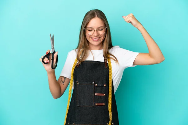 Junge Litauische Näherin Isoliert Auf Blauem Hintergrund Mit Starker Geste — Stockfoto