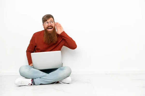 Young Reddish Caucasian Man Laptop Isolated White Background Listening Something — Stockfoto